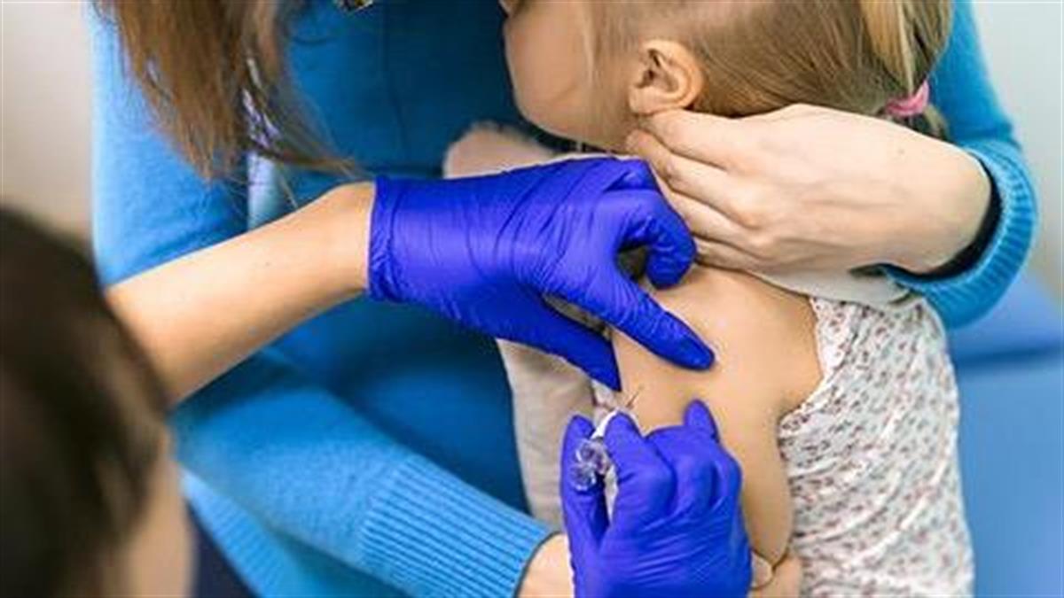 Πώς θα βοηθήσουμε την κόρη μας να ξεπεράσει τον φόβο της για τα εμβόλια;