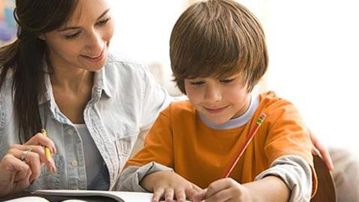 Πώς να βοηθήσετε το παιδί στο διάβασμα χωρίς να το κάνετε «παπαγάλο»