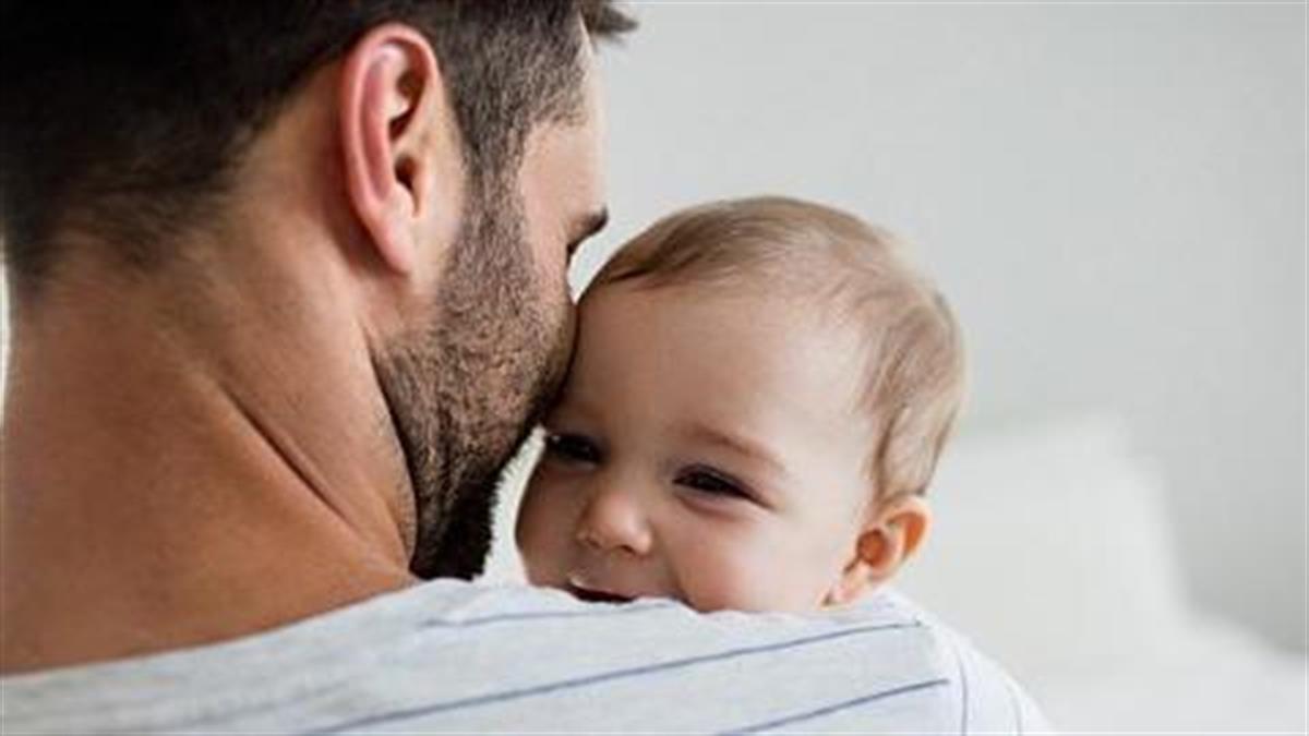 Είναι λιγότερο άνδρας ο μπαμπάς που μένει με το μωρό;