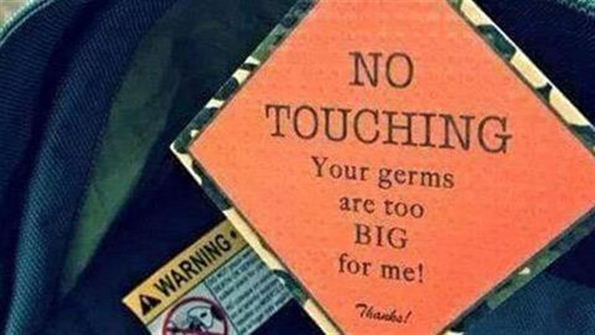 «Μην μ αγγίζετε. Τα μικρόβιά σας είναι μεγάλα για μένα»: Τα ταμπελάκια που χρησιμοποιούν γονείς για να προστατεύσουν τα μωρά τους