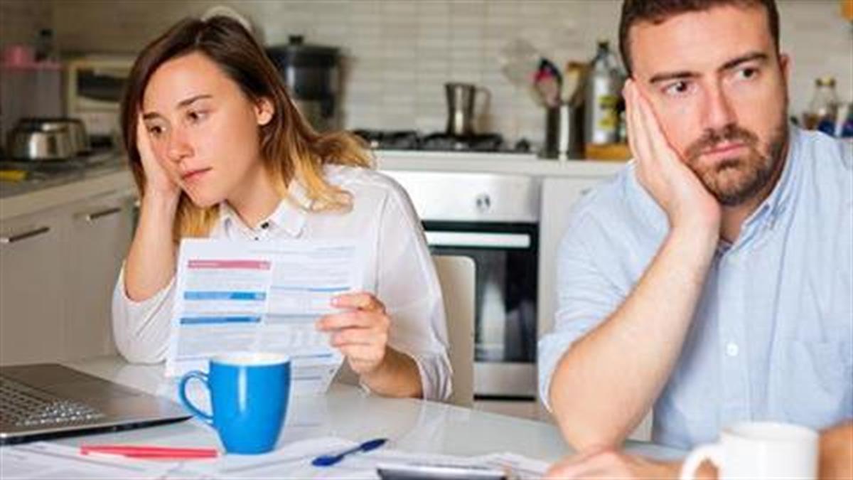 Ο σύζυγός μου είναι πολύ σπάταλος κι έχουμε φτάσει σε σημείο να χρωστάμε. Δεν το καταλαβαίνει κι εγώ αγχώνομαι.