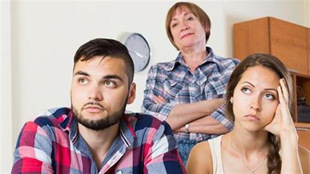 Πώς μπορώ να χειριστώ το ότι η πεθερά μου θέλει να έχει άποψη και να γίνεται το δικό της σε ότι αφορά εμένα και τον σύζυγό μου;