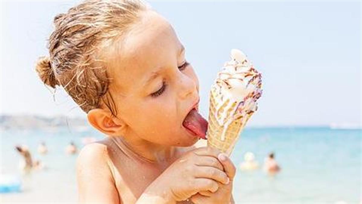 «Μαμά να πάρουμε παγωτό;»: πώς να περιορίσετε τα γλυκά των παιδιών το καλοκαίρι