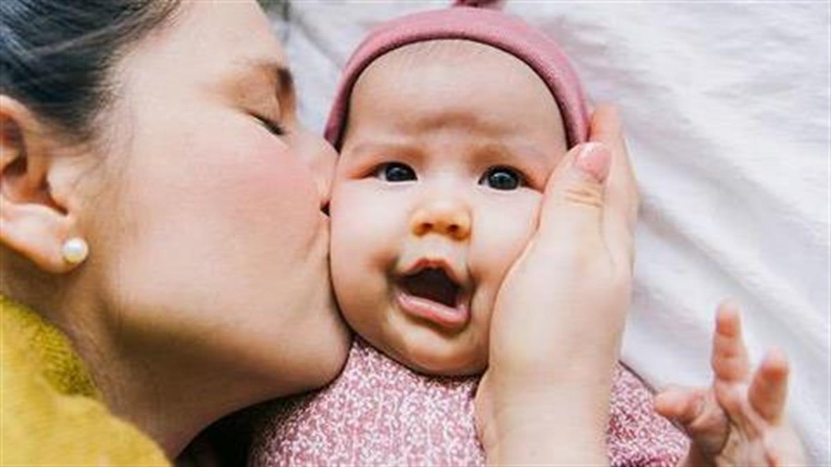 Γιατί είναι επικίνδυνο οι ξένοι να φιλάνε τα μωρά μας