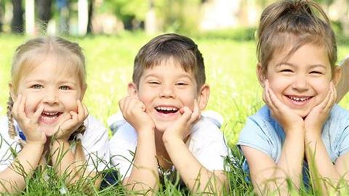 5 τρόποι που τα παιδιά μας διδάσκουν πώς να είμαστε ευτυχισμένοι