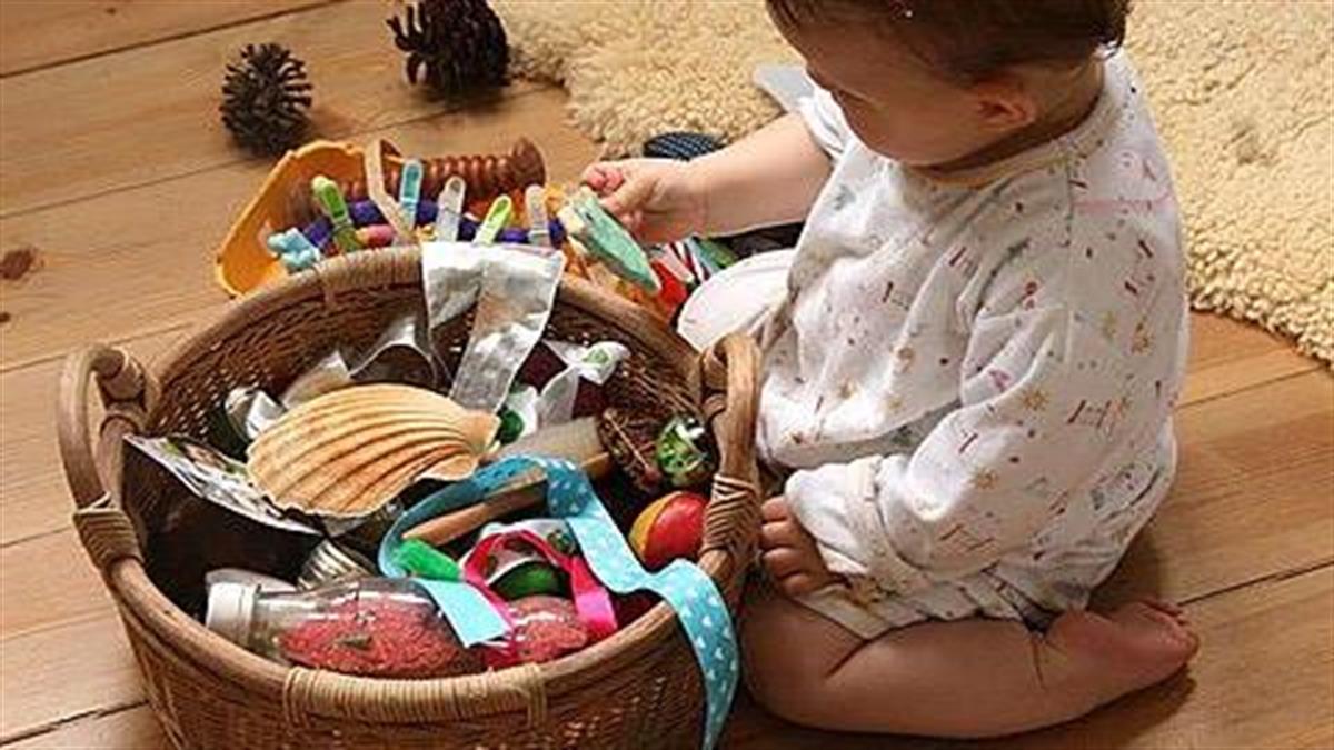 Πώς ωφελεί τα παιδιά να παίζουν με καθημερινά αντικείμενα