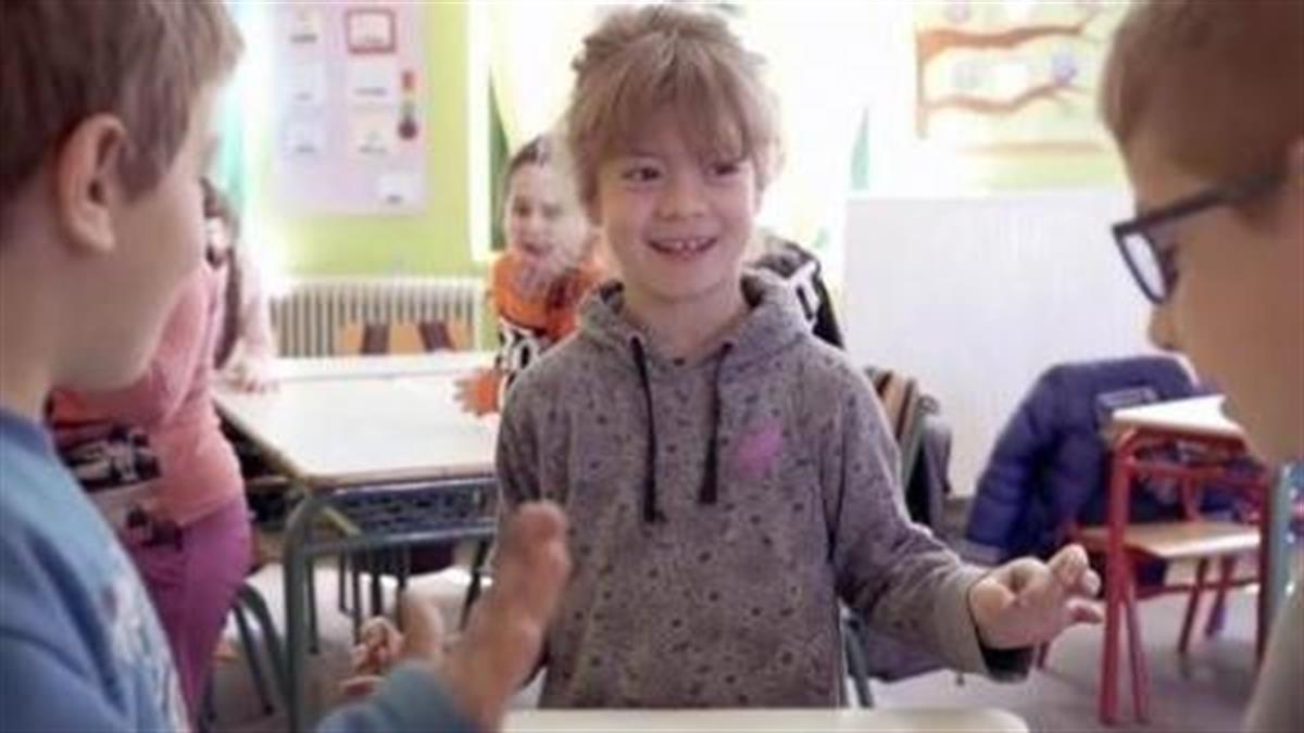 Μαθητές μαθαίνουν τη νοηματική για να μιλούν με τη συμμαθήτριά τους