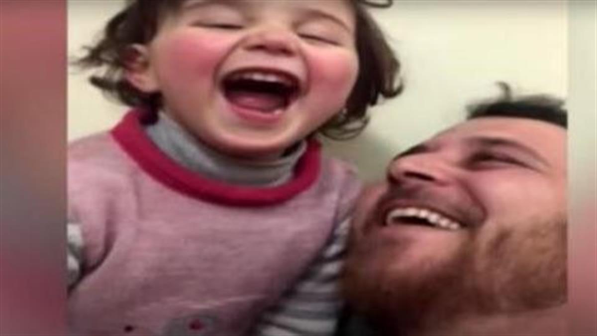 Το κοριτσάκι απ’ τη Συρία που γέλαγε με τις βόμβες γλύτωσε απ’ τον πόλεμο και είναι καλά!