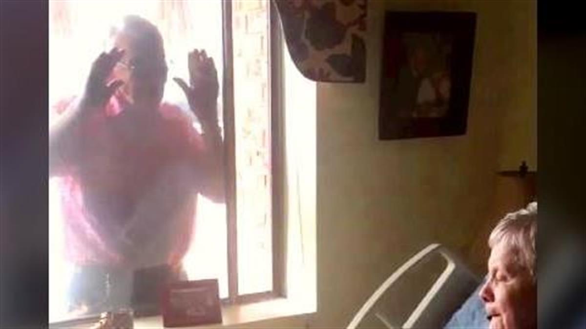 80χρονος τραγουδάει κάθε μέρα στην άρρωστη γυναίκα του έξω απ’ το παράθυρο του γηροκομείου