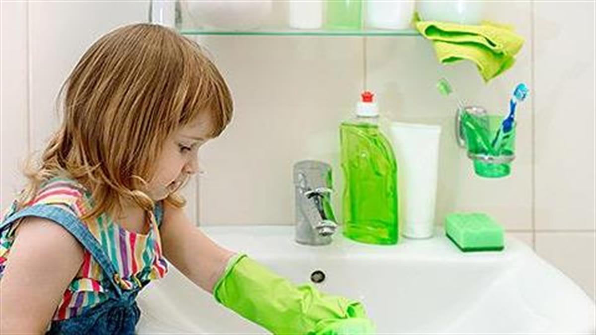 Πώς θα καθαρίσετε το σπίτι ΜΑΖΙ με το παιδί, τώρα που είστε... αυτοκόλλητοι!