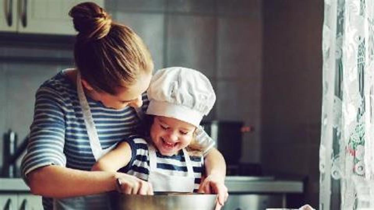 10 απλές δουλειές για να σας βοηθάει το παιδί στο μαγείρεμα