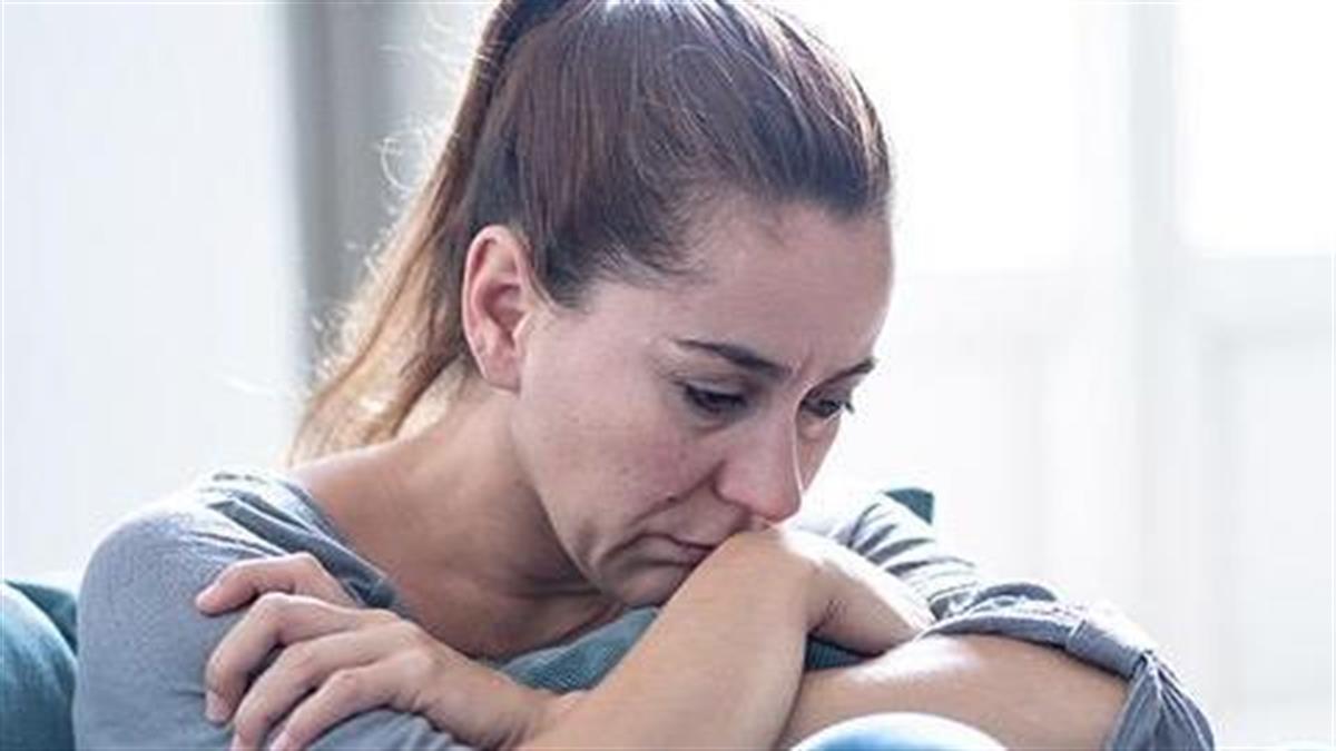 Γυναίκες που δεν αγαπήθηκαν ουσιαστικά από τη μητέρα τους: 5 κοινά τραύματα