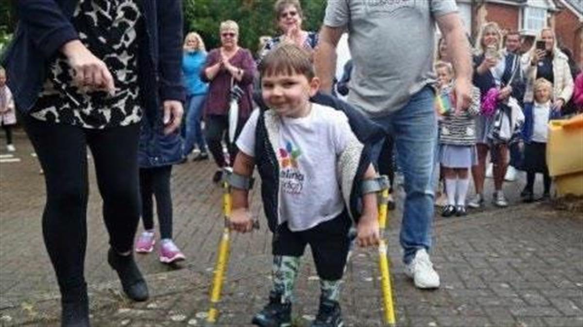5χρονος περπάτησε 6 μίλια και μάζεψε 1 εκ. ευρώ για το νοσοκομείο που τον έσωσε