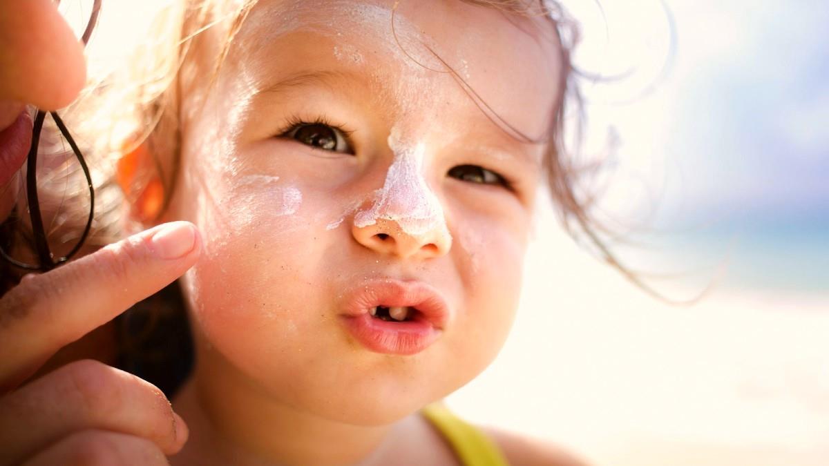 Πώς να βάζετε αντηλιακό στο παιδί χωρίς γκρίνια και ακόμη 4 κόλπα για την παραλία