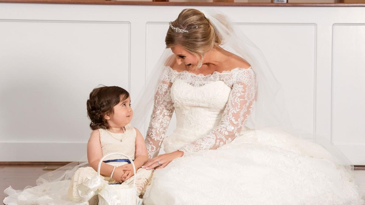 3χρονη νίκησε τον καρκίνο κι έγινε παρανυφάκι στον γάμο της δότριας που την έσωσε