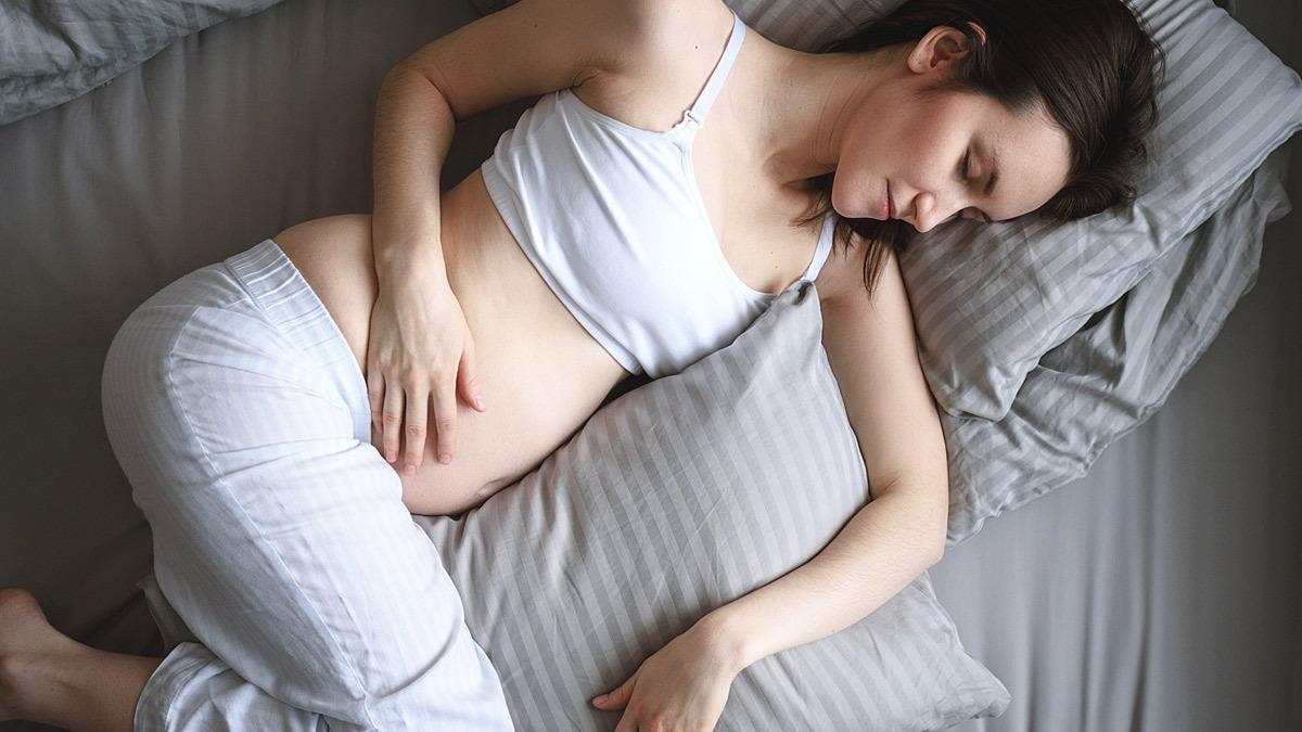 Οι καλύτερες στάσεις ύπνου στο πρώτο τρίμηνο της εγκυμοσύνης