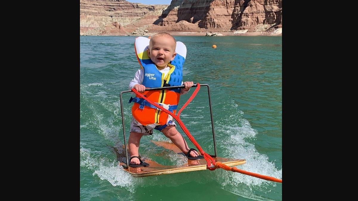 Γονείς βάζουν το 6 μηνών μωρό τους να κάνει θαλάσσιο σκι και προκαλούν αντιδράσεις