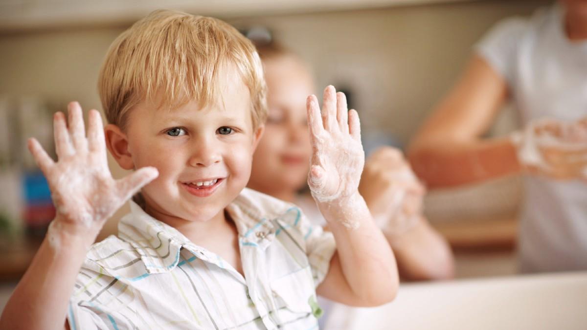 Η καθαριότητα είναι η πρώτη γραμμή άμυνας των παιδιών απέναντι σε ιώσεις και μικρόβια