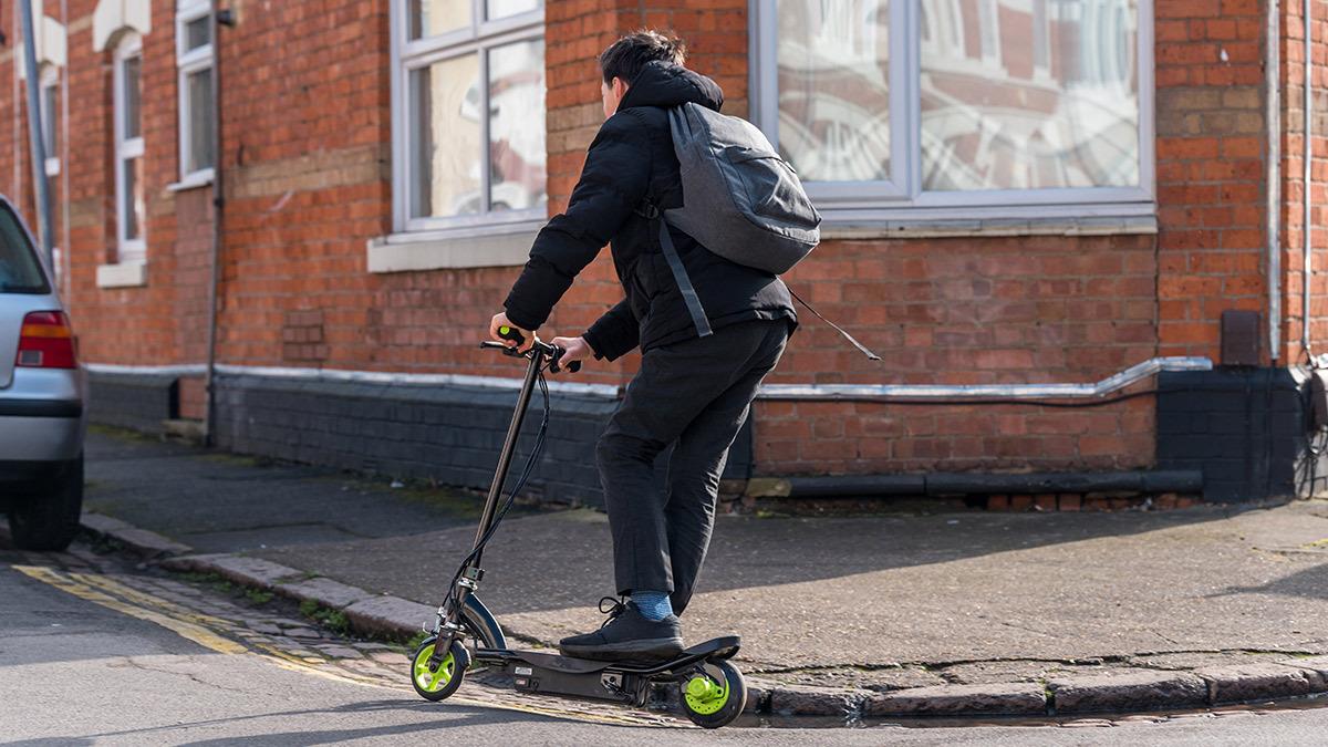 Τα παιδιά κάτω των 12 πρέπει να συνοδεύονται όταν βγαίνουν βόλτα με ποδήλατο ή πατίνι