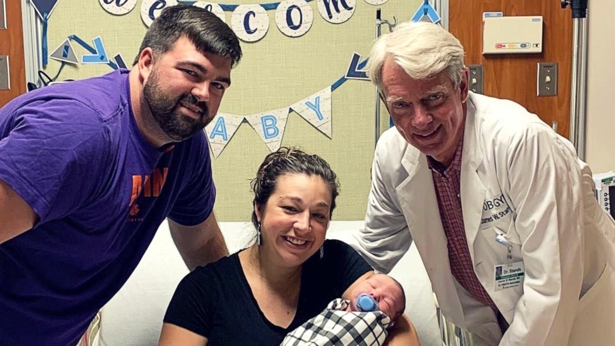 Γιατρός ξεγέννησε τη μαμά, τον μπαμπά και 29 χρόνια αργότερα και το μωρό τους!