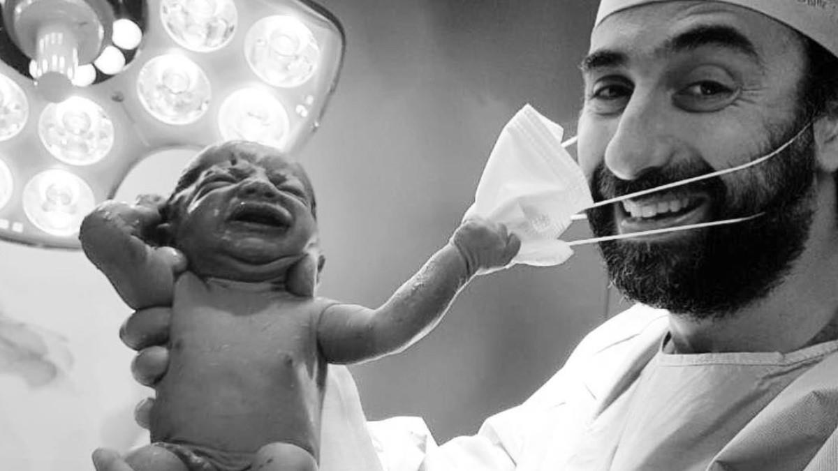 Νεογέννητο αφαιρεί τη μάσκα γιατρού και στέλνει μήνυμα ελπίδας