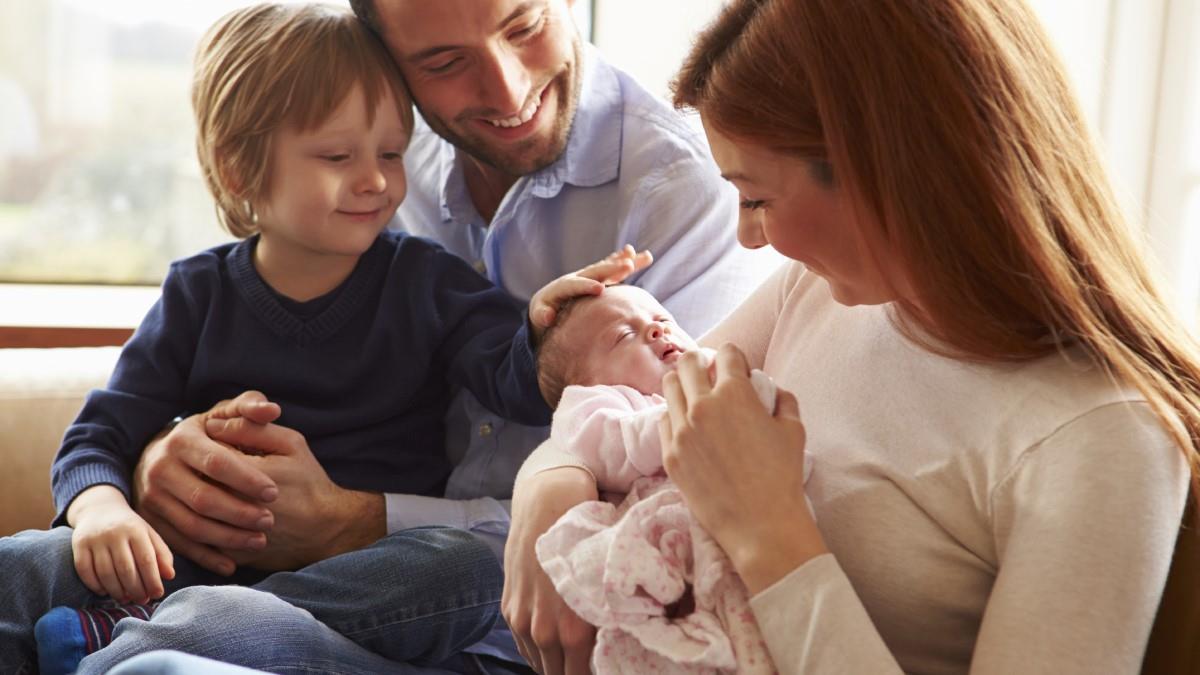 Στήριξη της οικογένειας: Γονική άδεια για μπαμπάδες, νταντάδες της γειτονιάς, επίδομα γέννησης