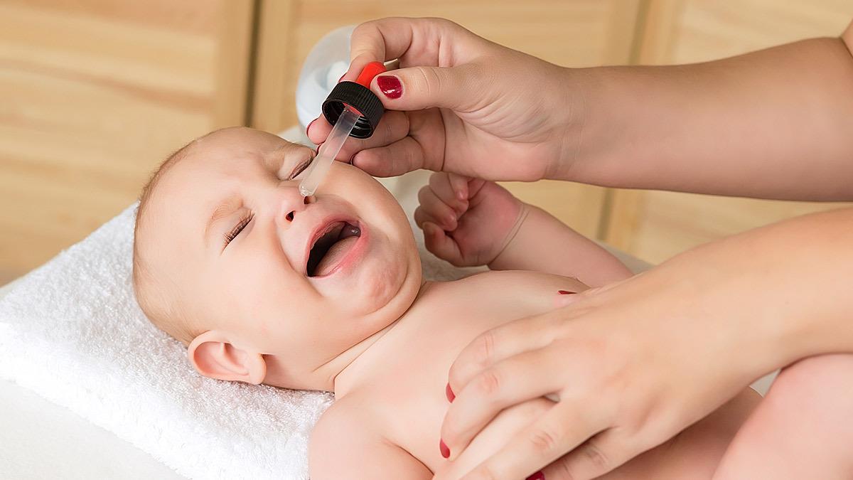 Πώς να καθαρίσετε τη βουλωμένη μυτούλα του μωρού σας και να το ανακουφίσετε από το συνάχι