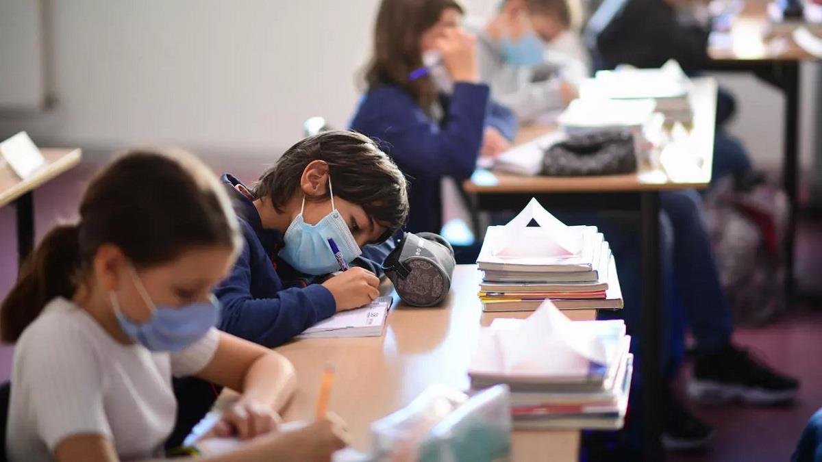 Μαθητές κινδυνεύουν να χάσουν τη χρονιά επειδή οι γονείς δεν τους στέλνουν  σχολείο με μασκα