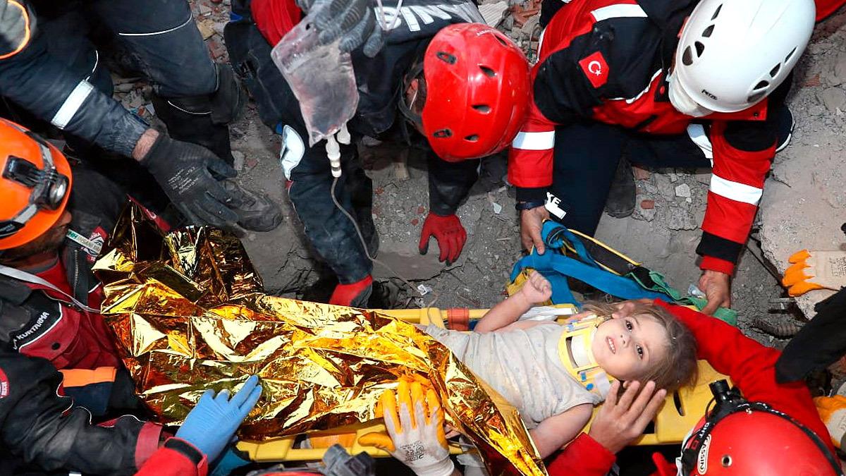 Θαύμα στη Σμύρνη: 4χρονο κοριτσάκι διασώθηκε ζωντανό μετά από 91 ώρες στα συντρίμμια