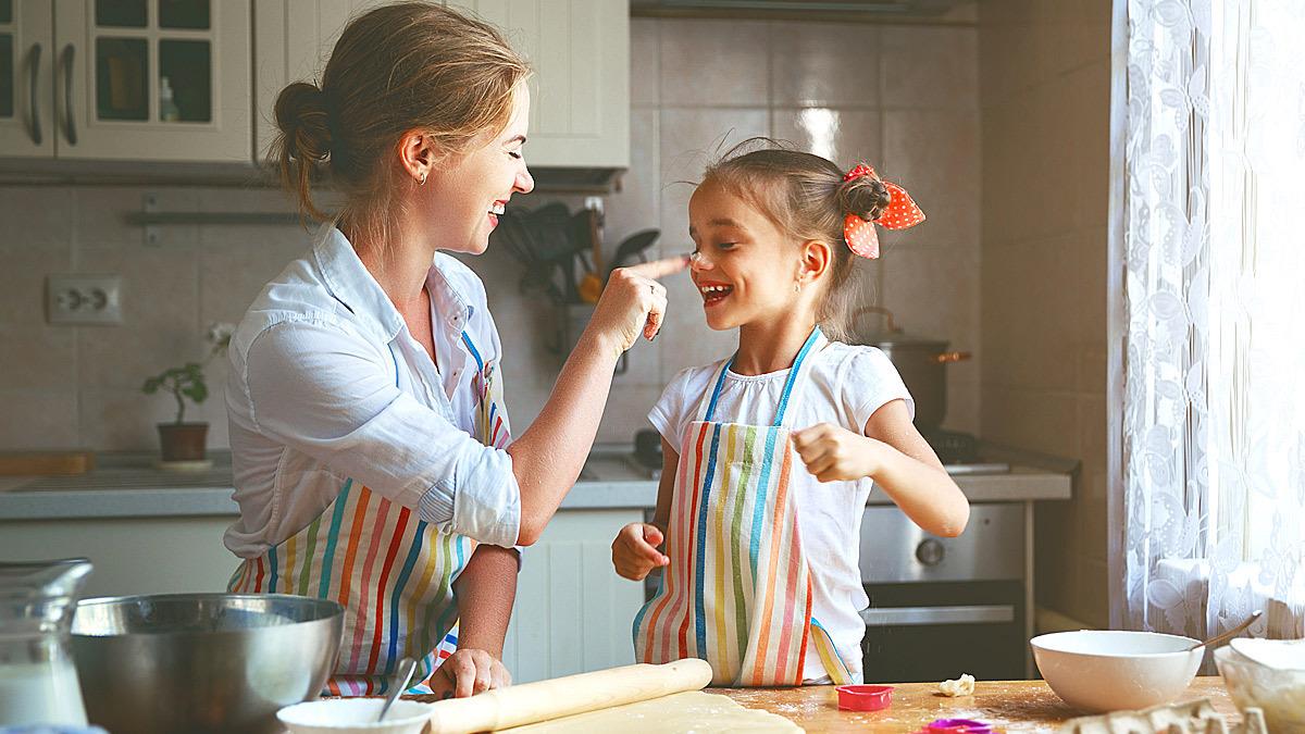 7 λόγοι για να μάθετε στα παιδιά να μαγειρεύουν στην καραντίνα