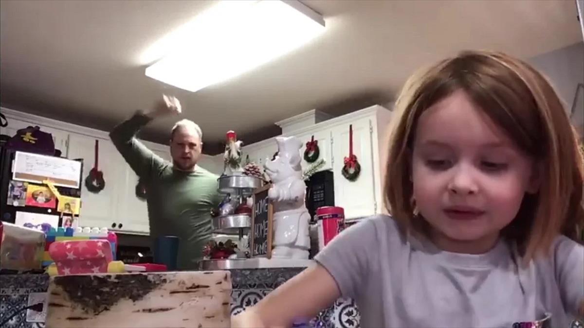 Μπαμπάς χορεύει ενώ η κόρη του κάνει μάθημα και γίνεται viral (βίντεο)