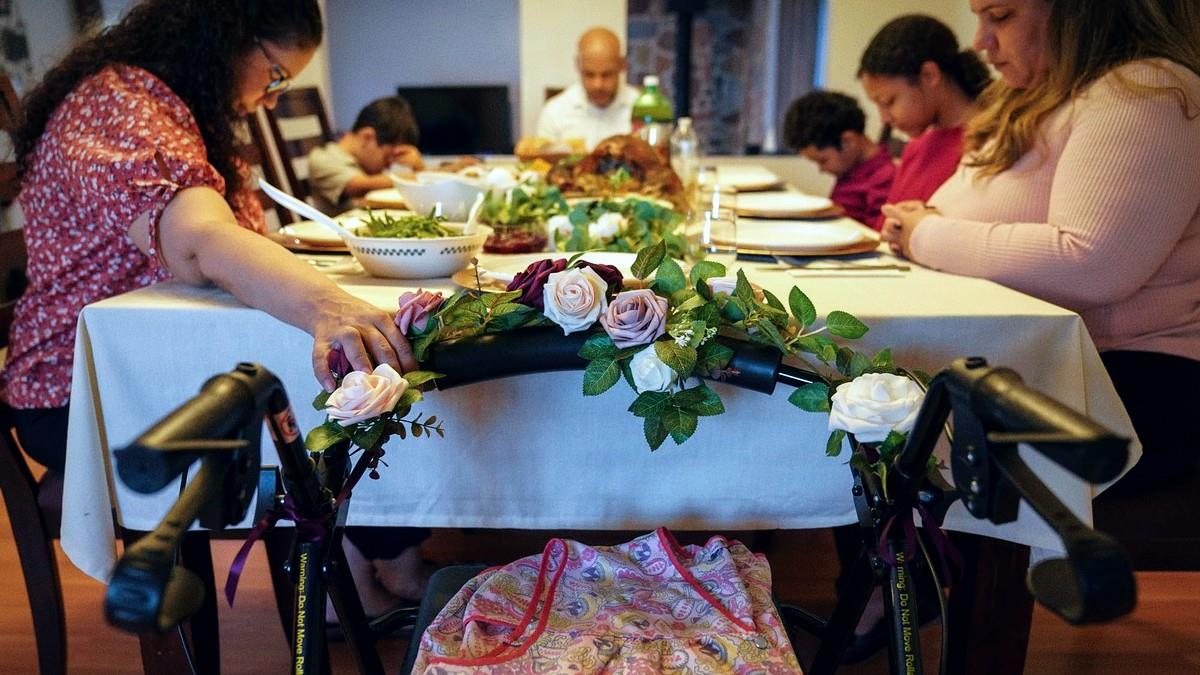 Οικογενειακά τραπέζια με άδειες καρέκλες και οθόνες: εικόνες θλίψης απ’ τη Γιορτή των Ευχαριστιών