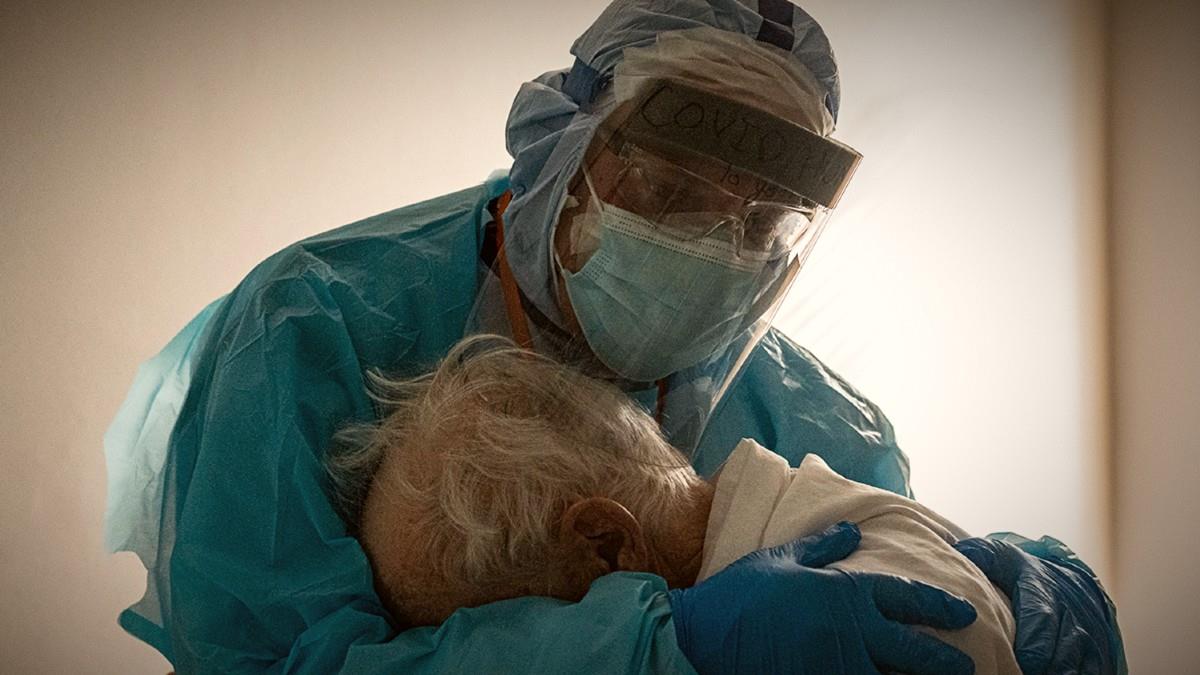Κορονοϊός: Ηλικιωμένος βυθίζεται στην αγκαλιά γιατρού πληγωμένος απ τη μοναξιά