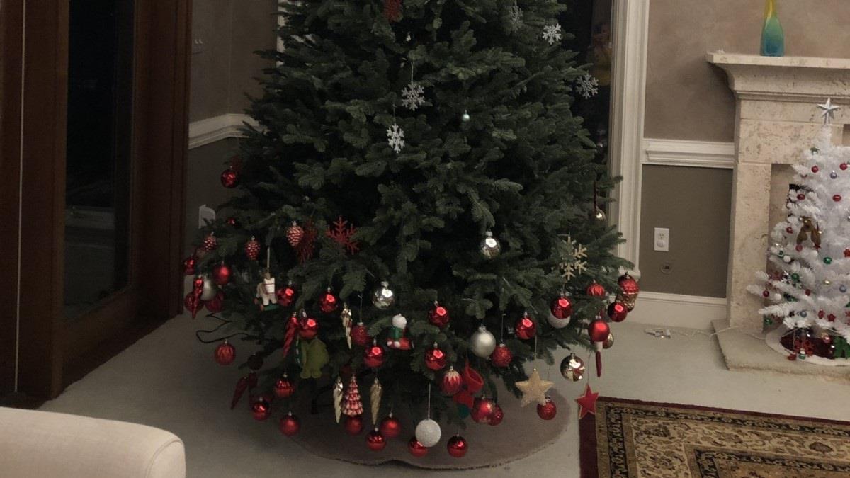 Απίθανη πιτσιρίκα στολίζει το Χριστουγεννιάτικο δέντρο της γιαγιάς της μέχρι εκεί... που φτάνει