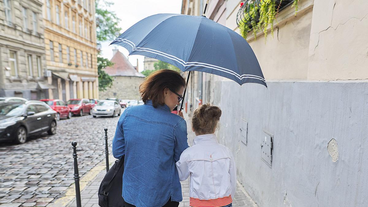 Μαμά βγάζει νοκ-άουτ με την ομπρέλα της νεαρό που έκλεψε το κινητό της κόρης της