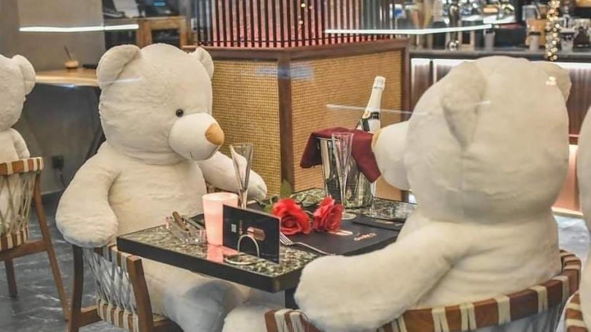 Καφέ στην Καρδίτσα έβαλε λούτρινους αρκούδους στη θέση των πελατών και έγινε viral