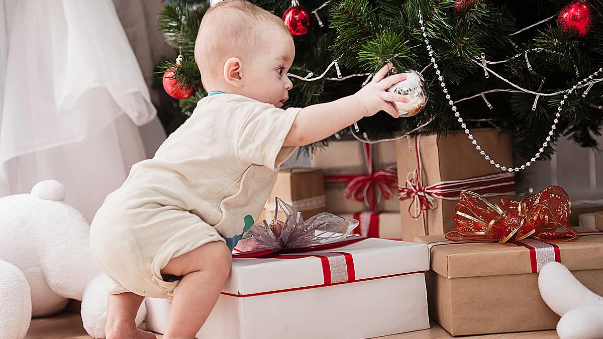 Το τέλειο κόλπο για να μην... γκρεμίσει το μωρό σας το χριστουγεννιάτικο δέντρο!