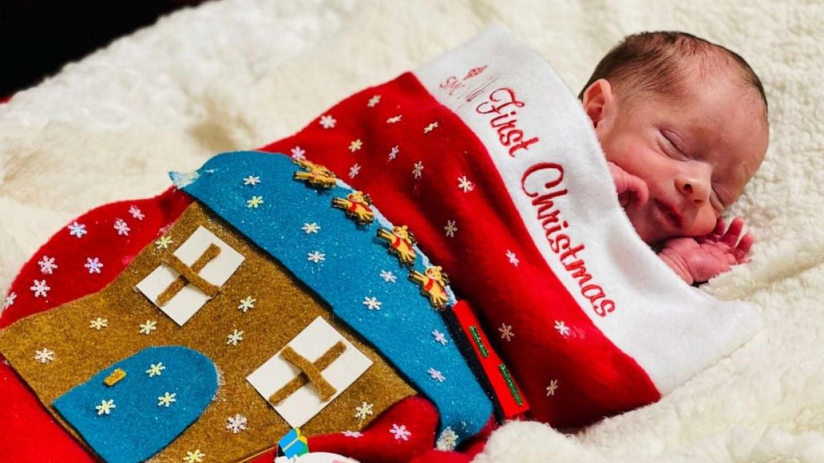 Νοσοκόμες βάζουν νεογέννητα σε χριστουγεννιάτικες κάλτσες για να κάνουν έκπληξη στους γονείς
