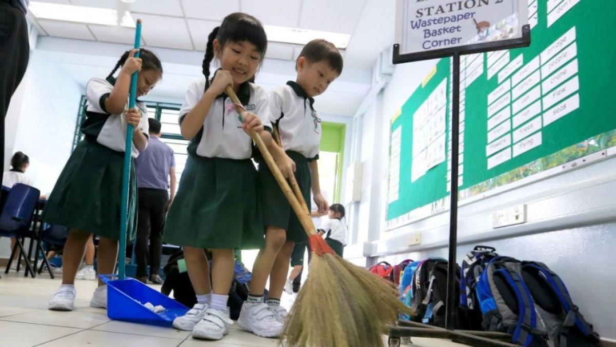 Οι μαθητές στην Ιαπωνία καθαρίζουν τις τάξεις και τις τουαλέτες του σχολείου τους