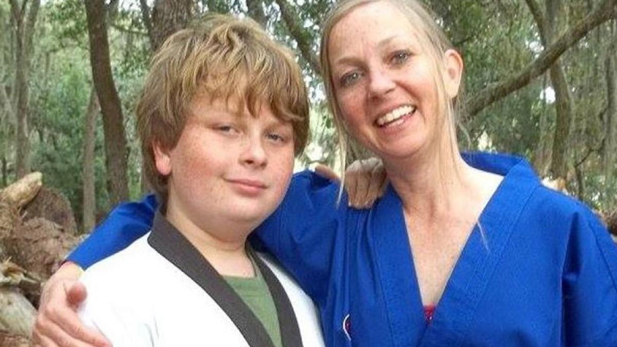 15χρονος στραγγάλισε τη μητέρα του επειδή τον μάλωσε για τους βαθμούς τους σχολείου
