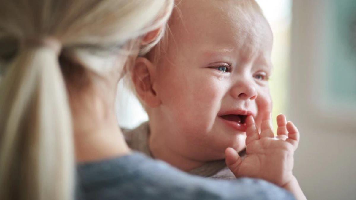 Μωράκι που γεννήθηκε στην καραντίνα, κλαίει όταν βλέπει ανθρώπους χωρίς μάσκα