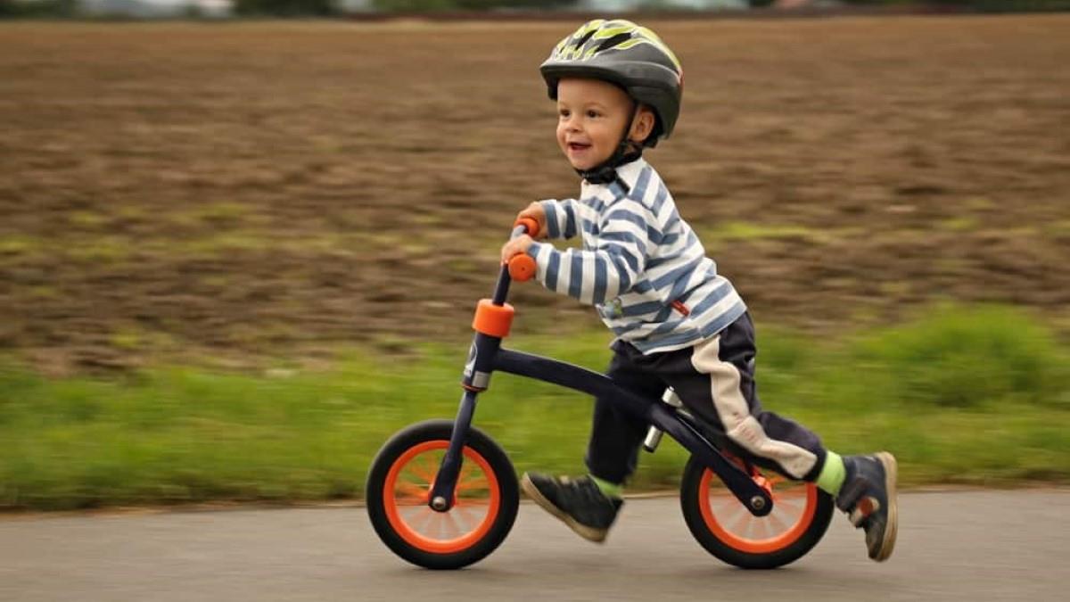 Υποχρεωτική η χρήση κράνους σε ποδηλάτες έως 12 ετών από φέτος
