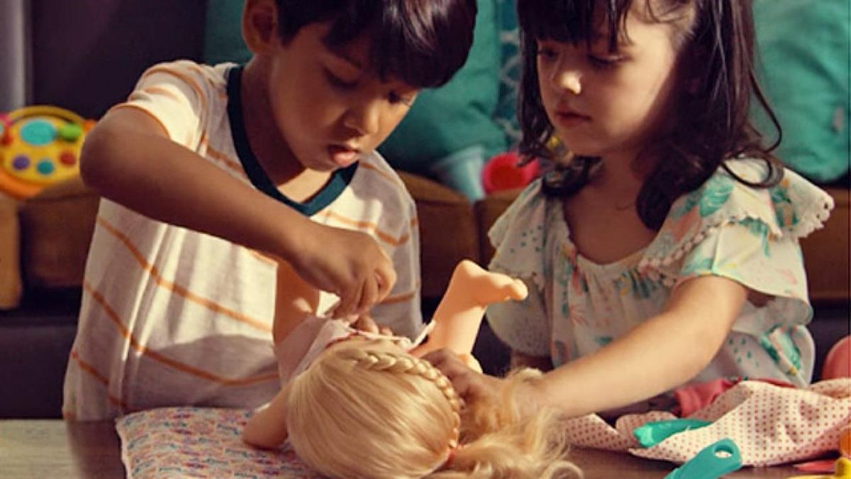 Έρευνα: Το παιχνίδι με κούκλες δεν ωφελεί μόνο τα κορίτσια, αλλά και τα αγόρια