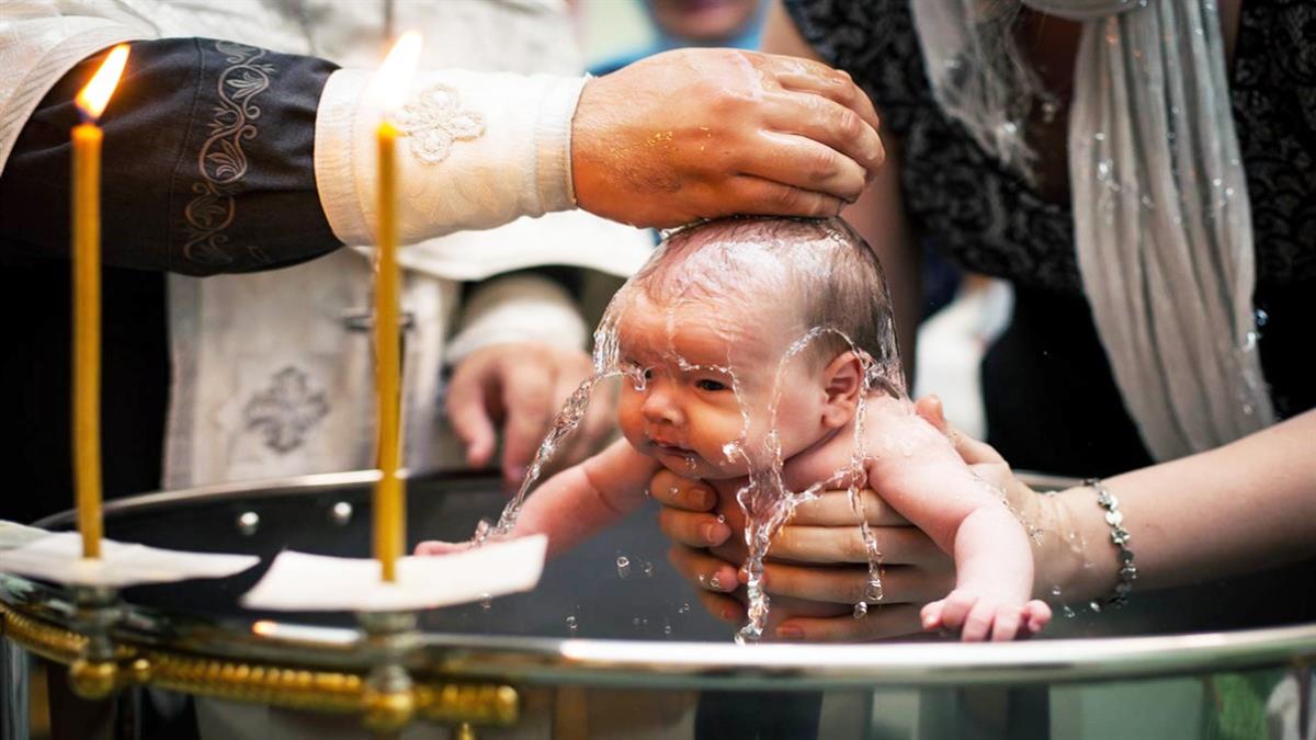 Γονείς απαιτούν να αλλάξει η τελετή της βάφτισης μετά τον θάνατο βρέφους από πνιγμό