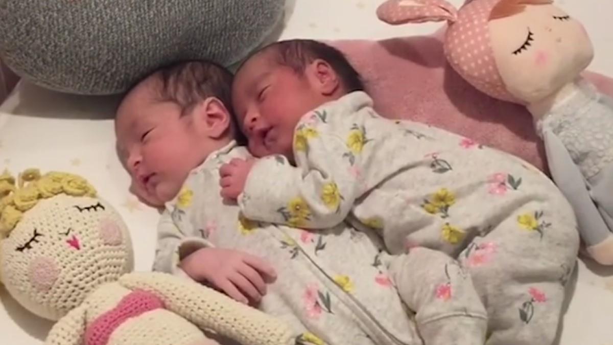 Νεογέννητα διδυμάκια αγκαλιάζονται στον ύπνο τους και χαμογελάνε