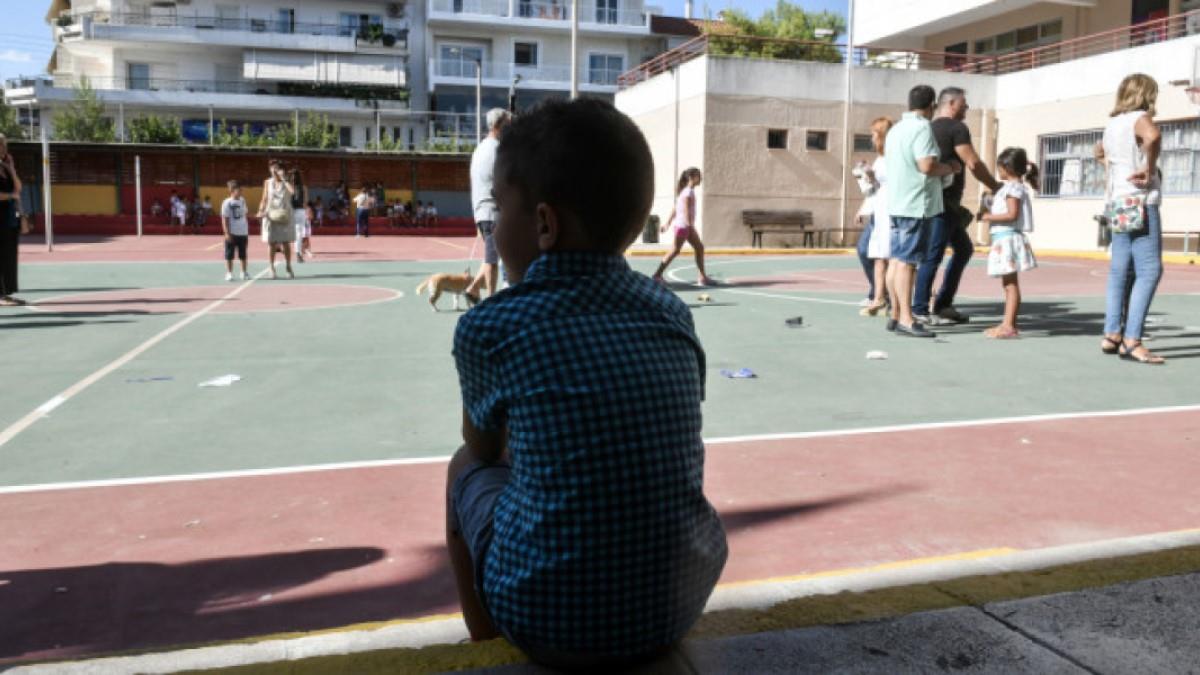 Λέσβος: Άνδρας αυνανιζόταν έξω από σχολείο, μπροστά σε παιδιά