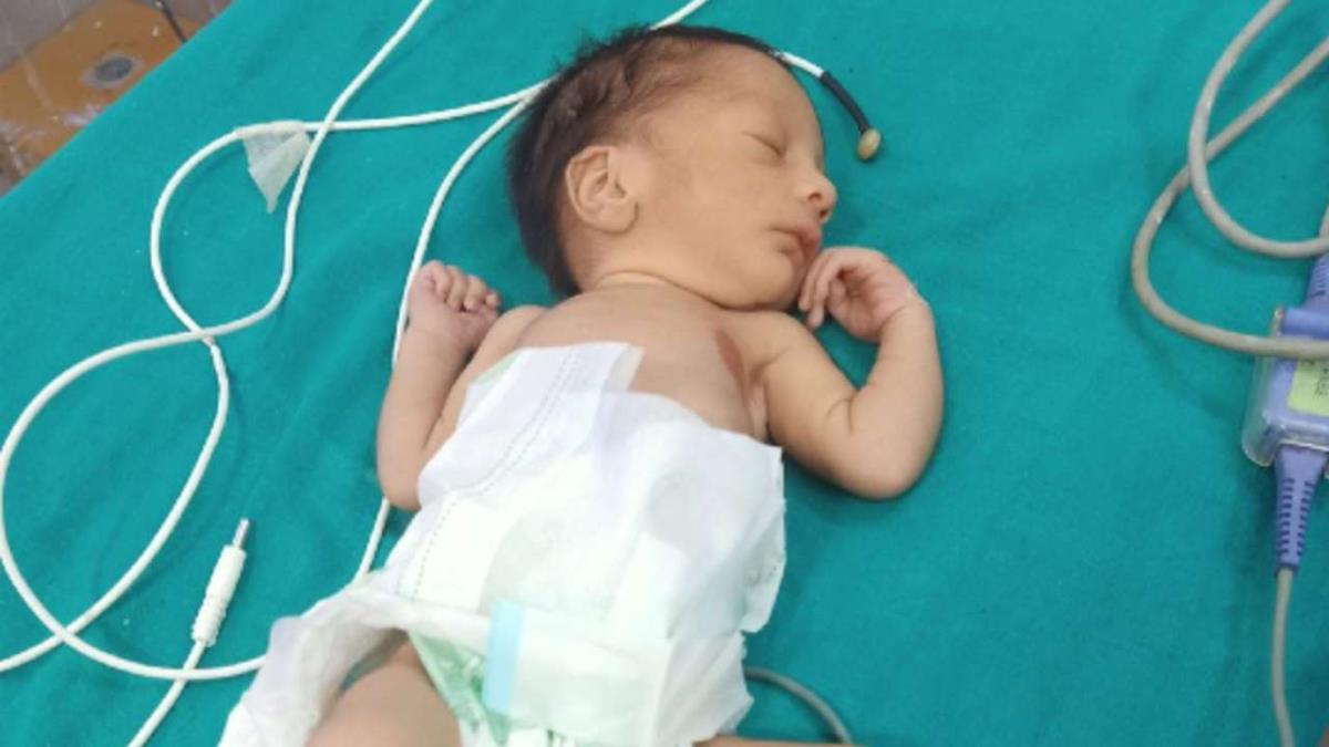 Γυναίκα βρήκε νεογέννητο μωράκι στα σκουπίδια και το έσωσε