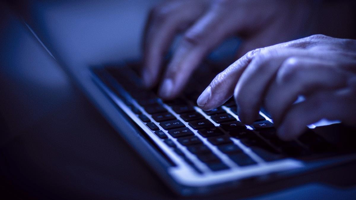 Χειροπέδες για διακίνηση παιδικής πορνογραφίας μέσω διαδικτύου σε 20χρονο και 38χρονο
