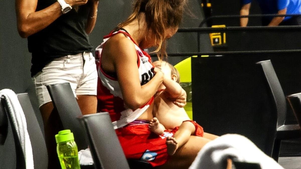 Μπασκετμπολίστρια θηλάζει το μωρό της στο ημίχρονο του αγώνα