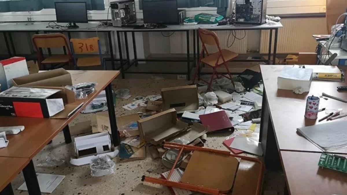 Αγρίνιο: βανδάλισαν δημοτικό σχολείο, έκαψαν βιβλία και έσκισαν την ελληνική σημαία